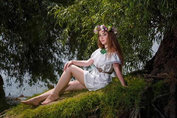 Hermosa Chica Vestido Blanco Flores Corona Sobre Fondo Sauce Verde — Foto de Stock