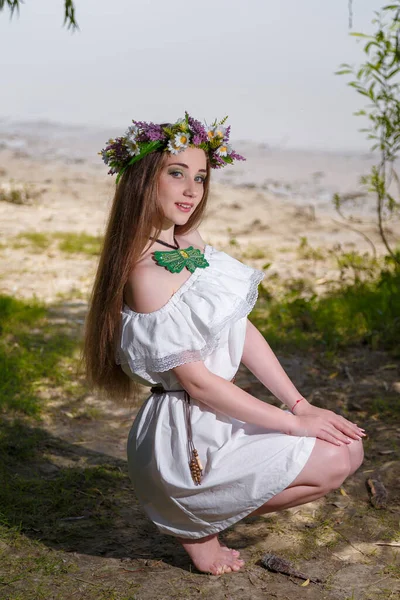 Menina Bonita Vestido Branco Flores Grinalda Fundo Salgueiro Verde Julho — Fotografia de Stock