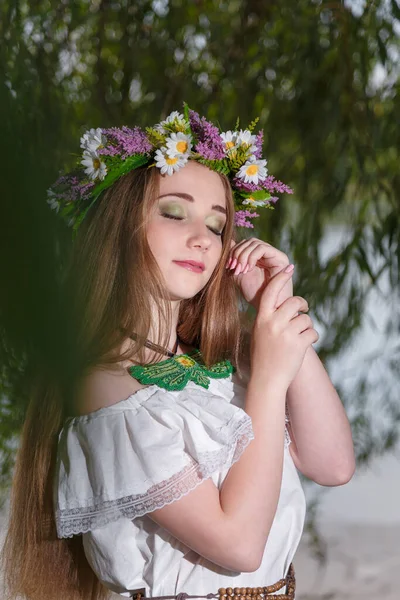 Gyönyörű Lány Fehér Ruhában Virágok Koszorú Zöld Fűzfa Háttér Július — Stock Fotó