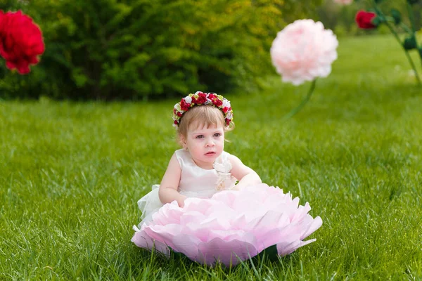 Niña Vestido Blanco Jugando Césped Verde Con Altas Flores Rosas — Foto de Stock