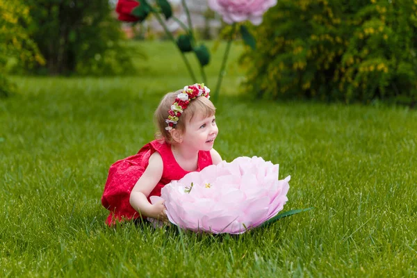 Niña Vestido Rojo Jugando Césped Verde Con Altas Flores Rosas — Foto de Stock