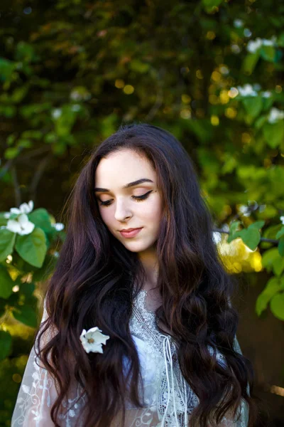 Красива Дівчина Підліток Білій Сукні Квіткою Довгому Темному Волоссі Яблуневому — стокове фото