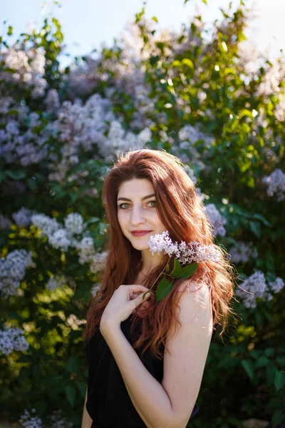 Портрет Жінки Тримає Бузковий Букет Фоні Квіткового Куща — стокове фото