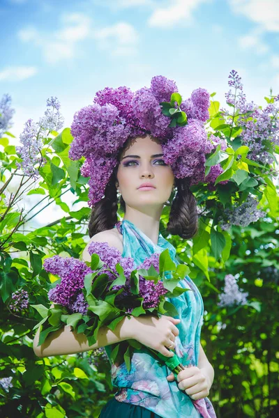Portret Pięknej Dziewczyny Delikatnym Makijażem Dużymi Kwiatami Lilii Wieniec Głowie — Zdjęcie stockowe