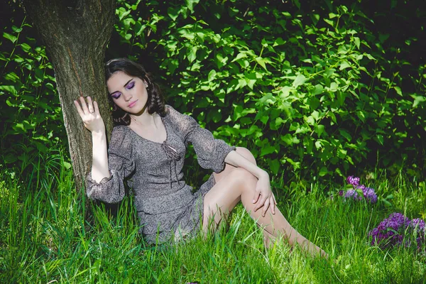 Chica Bonita Vestido Tocando Árbol Sosteniendo Ramas Con Hojas Verdes — Foto de Stock