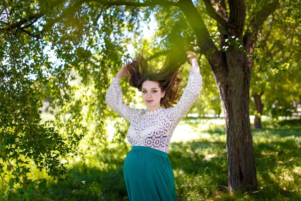 Hermosa Mujer Embarazada Entre Árboles Verdes Parque Primavera Inicio Del — Foto de Stock