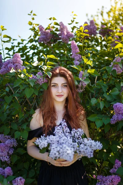Portret Kobiety Trzymającej Bukiet Kwiatów Lilii Tle Krzewu Kwiatowego — Zdjęcie stockowe