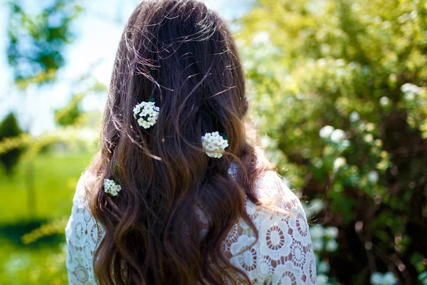 Fille Debout Dos Caméra Avec Des Fleurs Blanches Spirea Dans — Photo