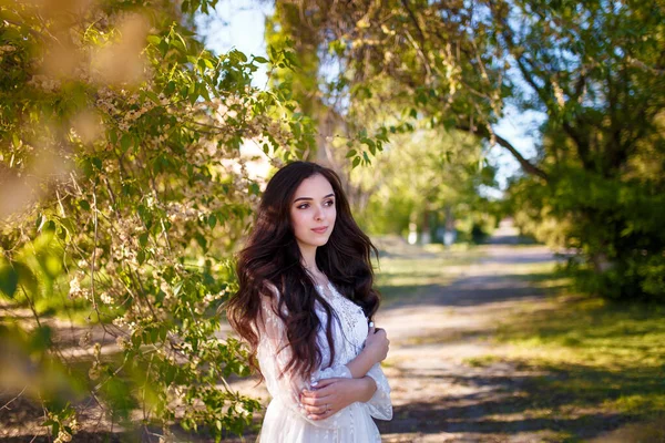 Ragazza Adolescente Con Capelli Ricci Lunghi Abito Bianco Tra Alberi — Foto Stock