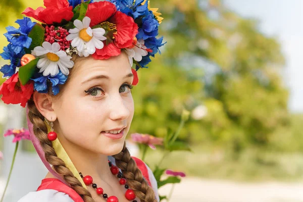 Retrato Cercano Niña Con Dos Trenzas Corona Flores Tradicionales Ucranianas —  Fotos de Stock