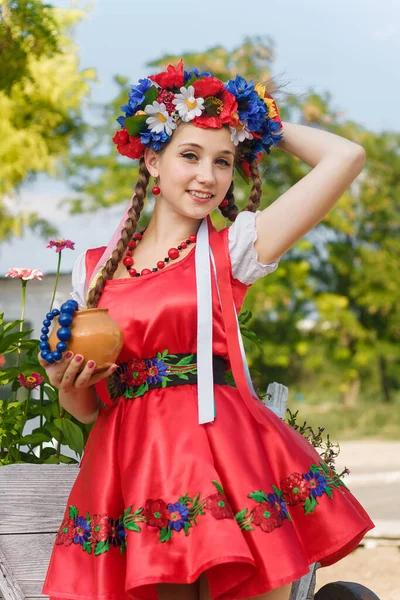 Chica Con Dos Trenzas Vestido Tradicional Ucraniano Flores Corona Con —  Fotos de Stock