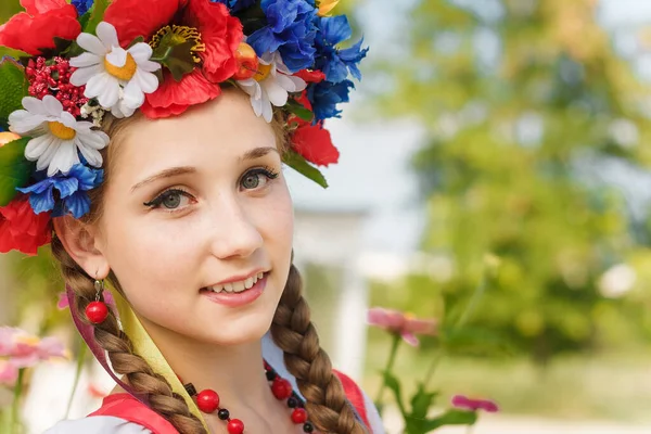 Retrato Cercano Niña Con Dos Trenzas Corona Flores Tradicionales Ucranianas —  Fotos de Stock