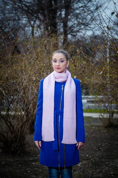 Jeune Fille Manteau Bleu Écharpe Tricotée Rose Vêtements Accessoires Automne — Photo