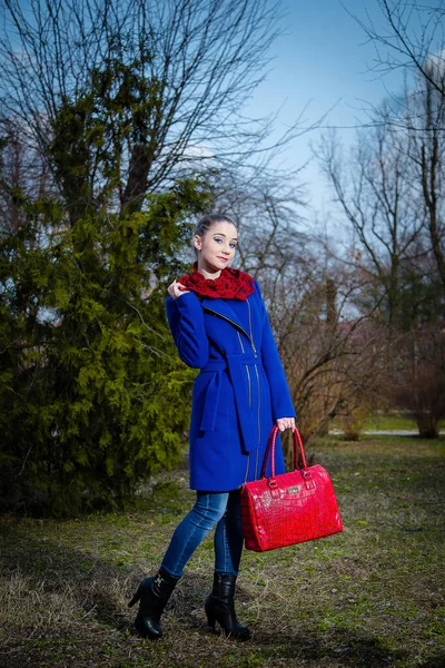 Jeune Fille Foulard Snood Tricoté Avec Sac Rouge Manteau Bleu — Photo