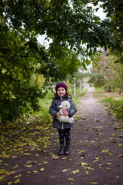 Menina Iwalking Parque Outono Segurando Brinquedo Ovelha Macia — Fotografia de Stock