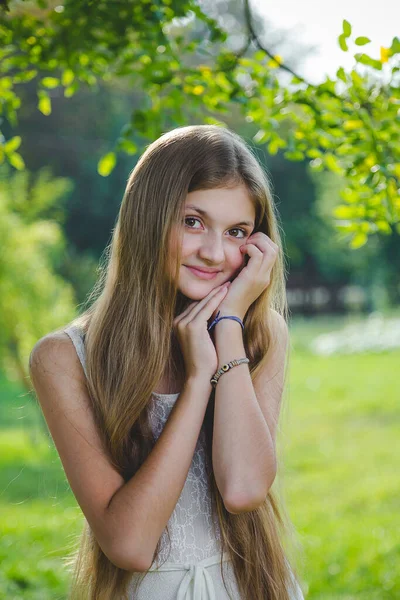 Teenagermädchen Mit Langen Haaren Weißen Kleid Sommerpark Bei Sonnigem Tag — Stockfoto