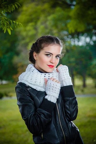 Jeune Fille Foulard Snood Tricoté Blanc Mitaines Gants Sur Fond — Photo