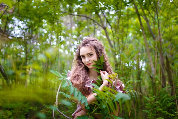 Teenager Dívka Kudrnaté Dlouhé Vlasy Růžovém Kostýmu Mezi Zelenými Stromy — Stock fotografie