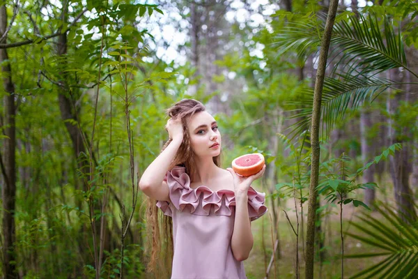 Menina Adolescente Com Cabelos Longos Encaracolados Traje Rosa Entre Árvores — Fotografia de Stock