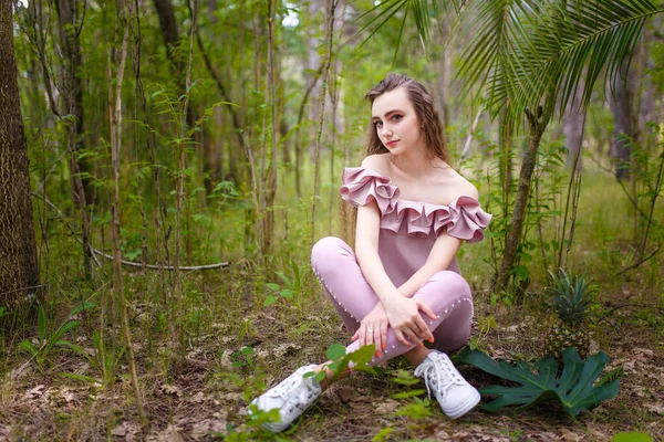 Adolescente Chica Con Pelo Largo Rizado Traje Rosa Sentado Entre — Foto de Stock