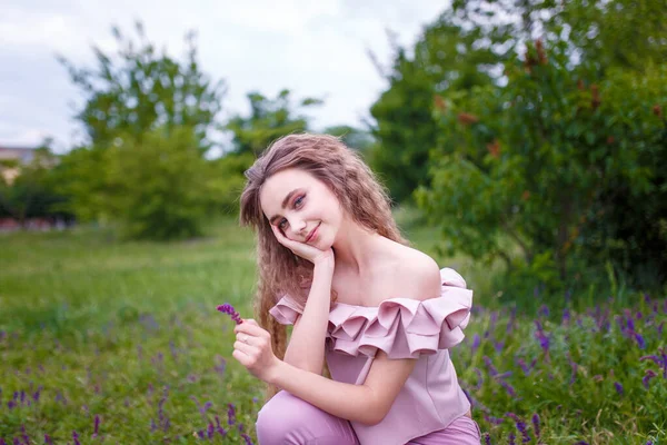 Tiener Meisje Met Krullend Lang Haar Roze Kostuum Holding Field — Stockfoto