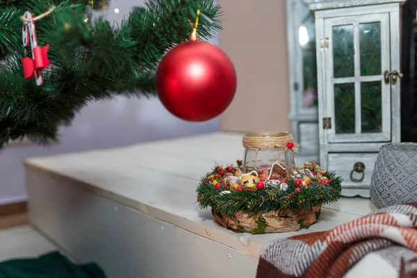 Candela Decorativa Piedi Sotto Ramo Abete Con Lampadina Rossa Appesa — Foto Stock