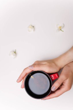 Eller, fincan, çay, yasemin, çiçekler, bitkisel, içecek, içecek, yasemin çiçeği, yasemin çayı, çiçek, yasemin çiçeği, yasemin, bitki, masa, doğal, porselen, çiçek, çay fincanı, yaprak, dişi, seramik, çiçek, antioksidan, aromatik, ferahlatıcı, koku, çiçek, bitki