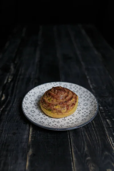 Käse Und Dillbrötchen Auf Teller Stehend Auf Schwarzem Holzgrund Leckeres — Stockfoto