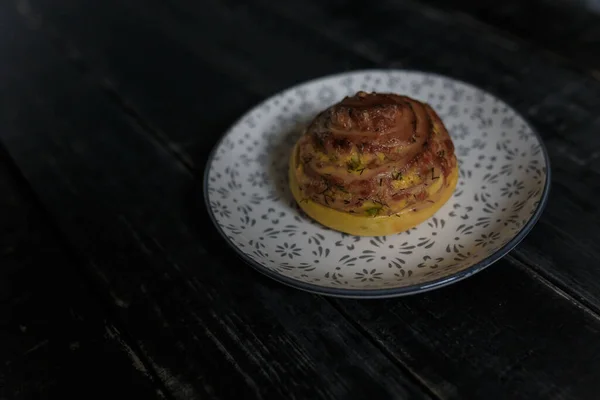 Käse Und Dillbrötchen Auf Teller Stehend Auf Schwarzem Holzgrund Leckeres — Stockfoto