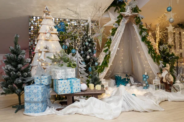 Decorazioni Natalizie Capodanno Con Wigwam Abete Rami Lampadine Stelle Calde — Foto Stock