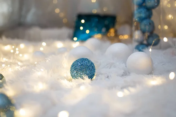 蓝白相间的灌木 圣诞树玩具和新年装饰品 没有聚焦的白色背景 闪烁着闪闪发光的花环灯和吊灯 寒假奇迹复制空间 — 图库照片
