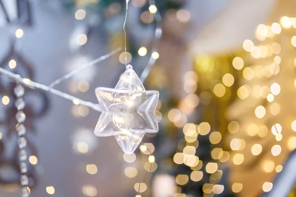 Primer Plano Estrella Transparente Guirnalda Fondo Bokeh Oro Luces Navidad — Foto de Stock