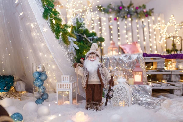 Giocattolo Babbo Natale Vestito Marrone Piedi Lanterna Decorativa Bianca Decorazione — Foto Stock