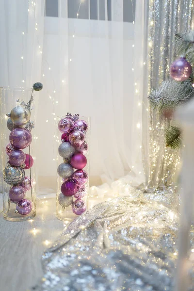 透明なガラス花瓶に紫色の球根 クリスマスと新年の装飾やおもちゃ 暖かいガーランドライトとボケで白の背景をブリュリー 冬の魔法 テキスト用の場所 — ストック写真