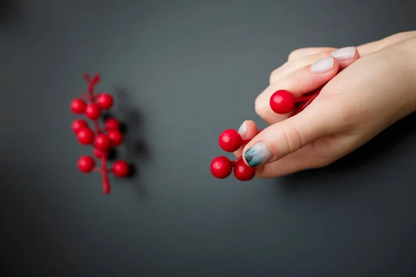 Руки Женщины Маникюром Елового Леса Красными Ягодами Черном Фоне Рождество — стоковое фото