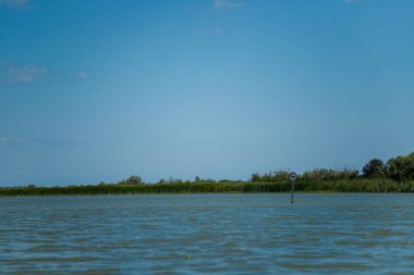 Nehir ve mavi gökyüzü ile doğa manzarası
