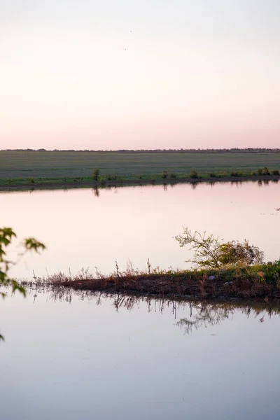 Yumuşak Pembe Günbatımı Manzarası Göl Üzerinde — Stok fotoğraf