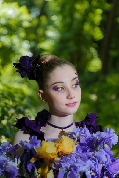 Ritratto Una Ragazza Con Fantasia Creativa Make Tenendo Bouquet Fiori — Foto Stock