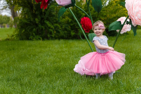 Niña Falda Tutú Esponjosa Rosa Jugando Césped Verde Con Flores — Foto de Stock