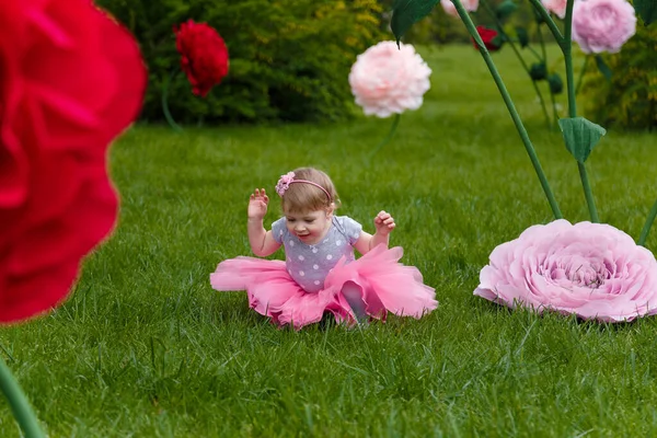 Niña Falda Tutú Esponjosa Rosa Jugando Césped Verde Con Flores — Foto de Stock