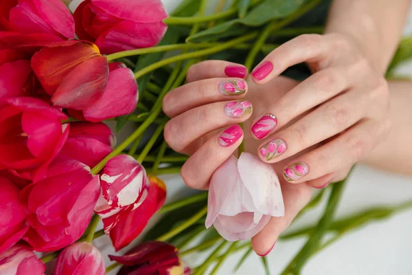 Manos Femeninas Con Manicura Tierna Primavera Sosteniendo Tulipán Fresco Rosado — Foto de Stock