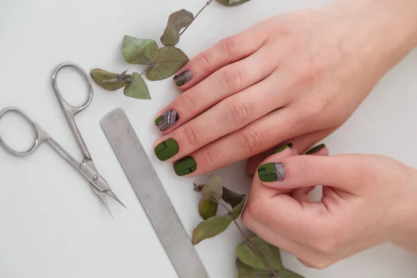 Zamknij Ujęcie Żeńskich Rąk Zielonym Manicure Projekt Paznokci Nożyczki Pilniki — Zdjęcie stockowe