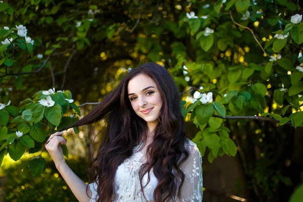 Piękna Nastolatka Białej Sukience Długimi Ciemnymi Włosami Ogrodzie Jabłkowym Wiosenne — Zdjęcie stockowe
