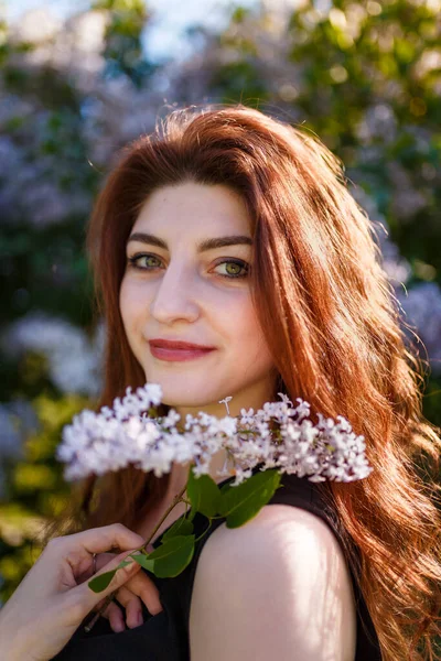 Портрет Жінки Тримає Бузковий Букет Фоні Квіткового Куща — стокове фото