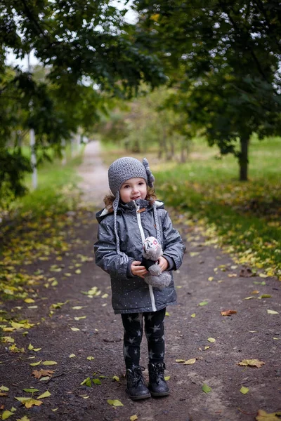 Menina Caminhando Parque Outono — Fotografia de Stock