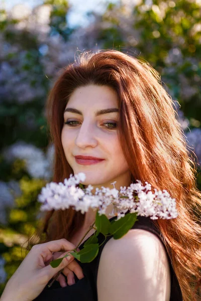 Портрет Молодої Жінки Або Дівчини Серед Бузкових Квітучих Кущів — стокове фото