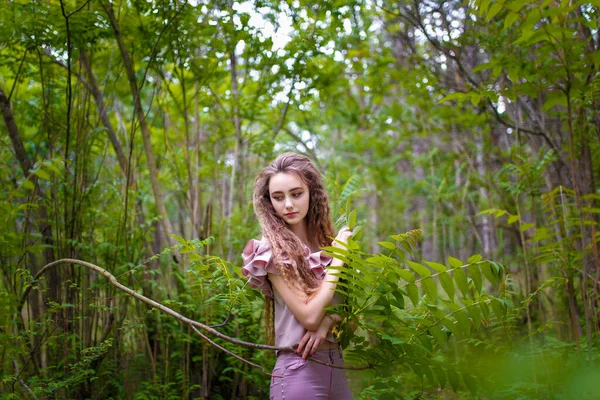 Tiener Meisje Roze Kleren Staan Het Bos Tussen Groene Struiken — Stockfoto