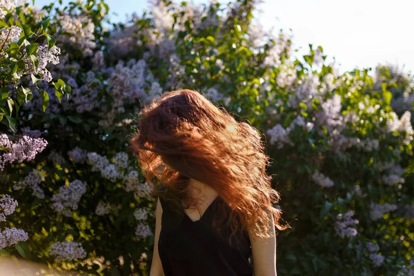 Retrato Jovem Menina Com Cabelo Rosto Entre Arbustos Floridos Lilás — Fotografia de Stock