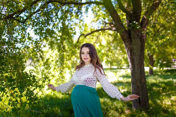 Красива Вагітна Жінка Серед Зелених Дерев Весняному Парку Початок Нової — стокове фото