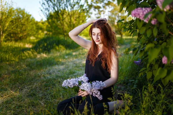 Retrato Jovem Menina Entre Arbustos Floridos Lilás — Fotografia de Stock